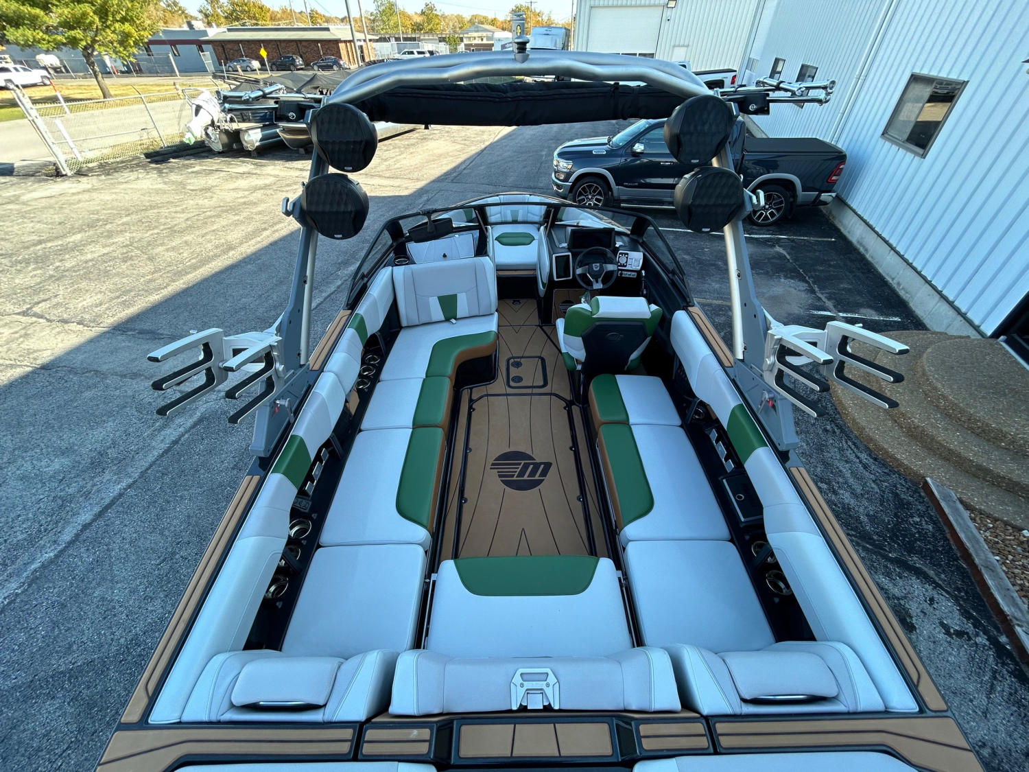 2022 Malibu 23 LSV