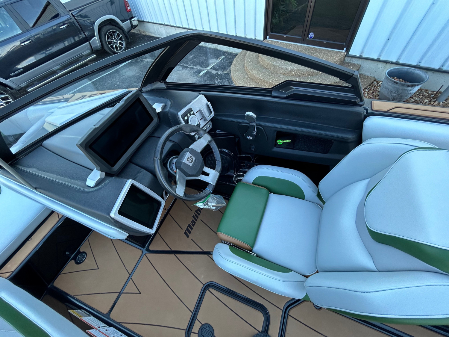 2022 Malibu 23 LSV