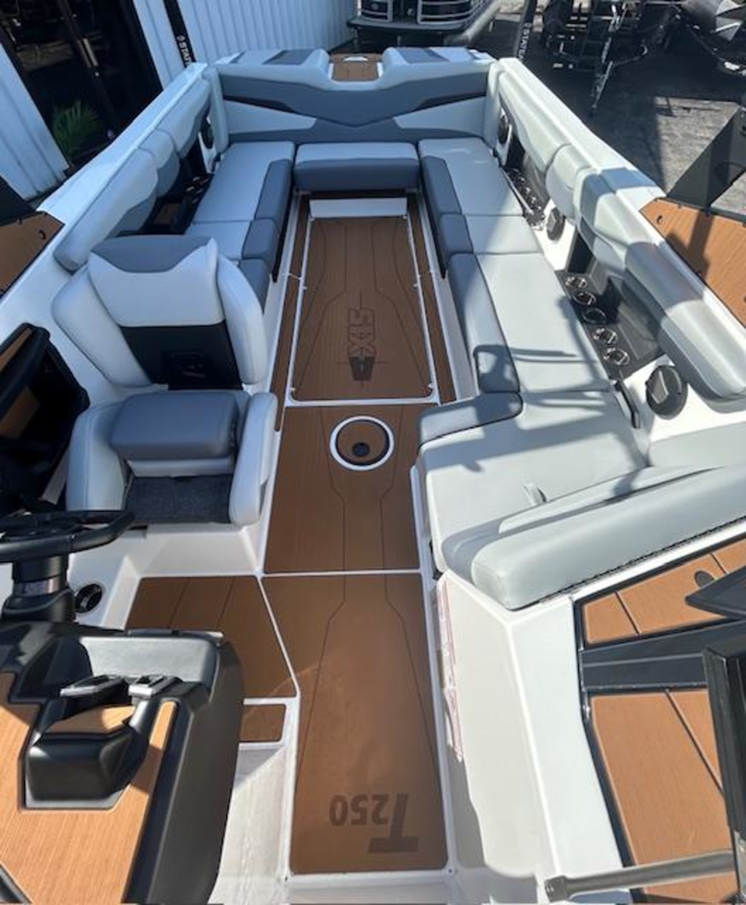2025 Axis T250