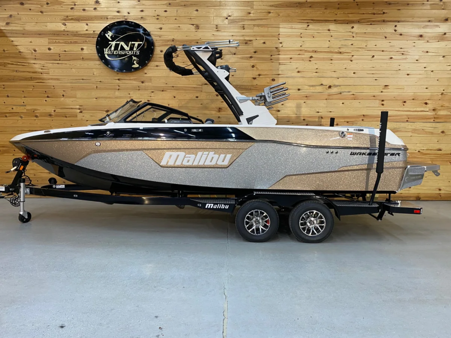 2023 Malibu 23 LSV Wakesetter