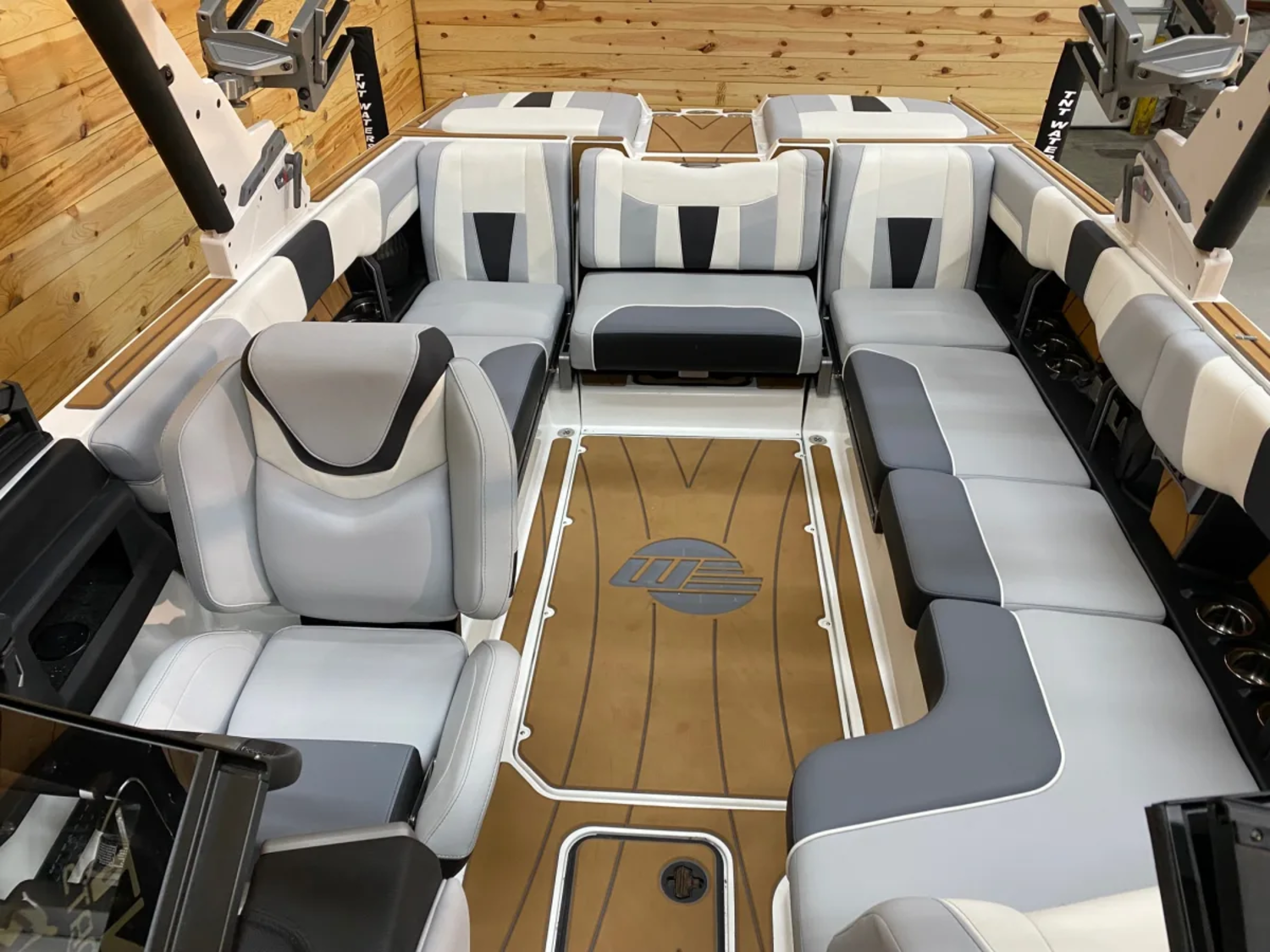 2023 Malibu 23 LSV Wakesetter