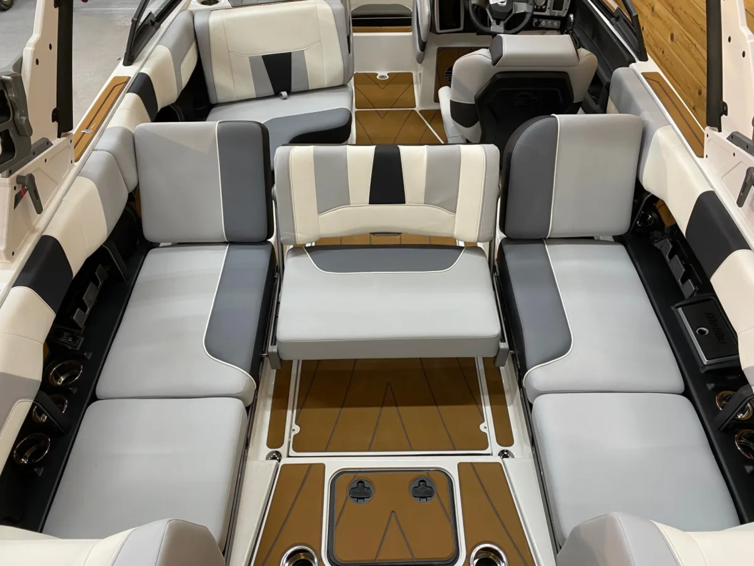 2023 Malibu 23 LSV Wakesetter