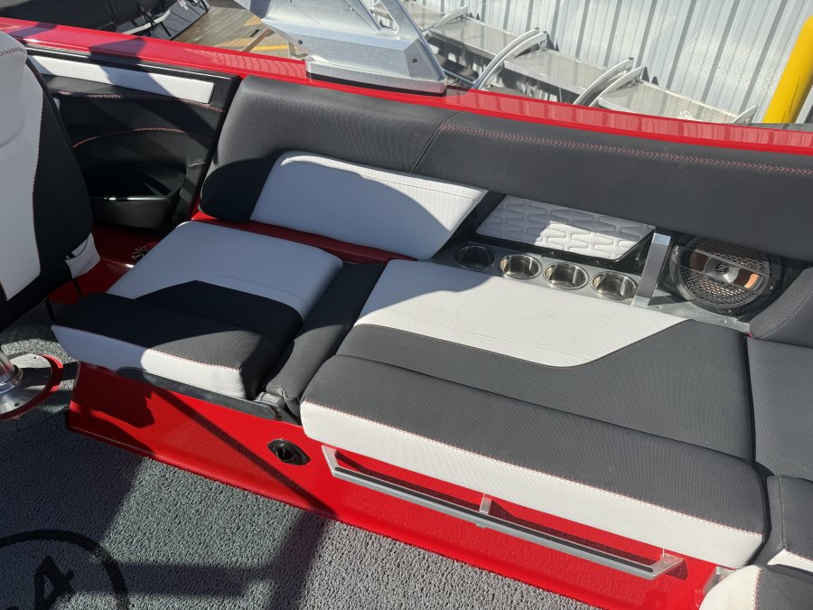 2019-mastercraft-x24-113354-image14