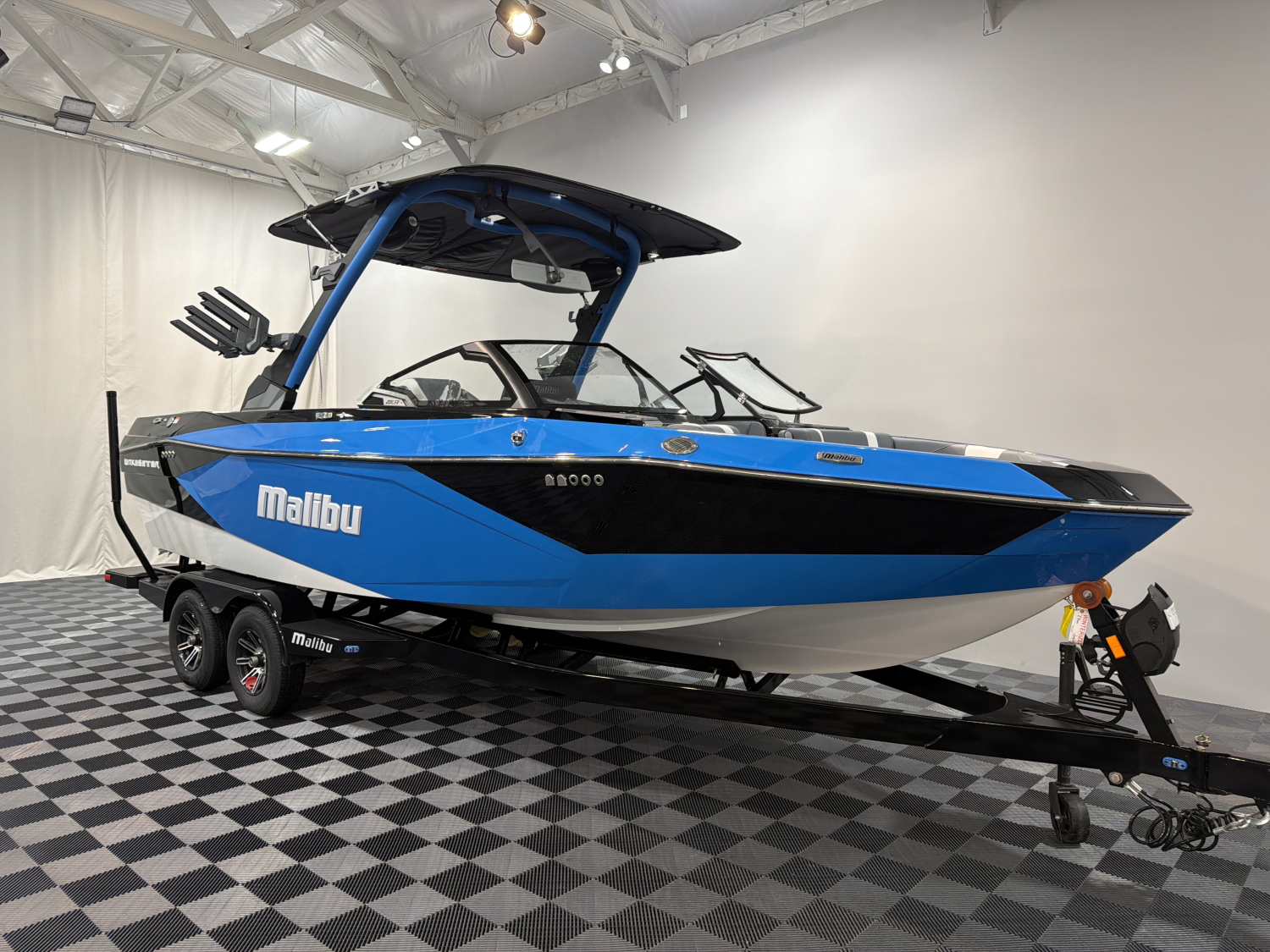 2026 Malibu 23 LSV