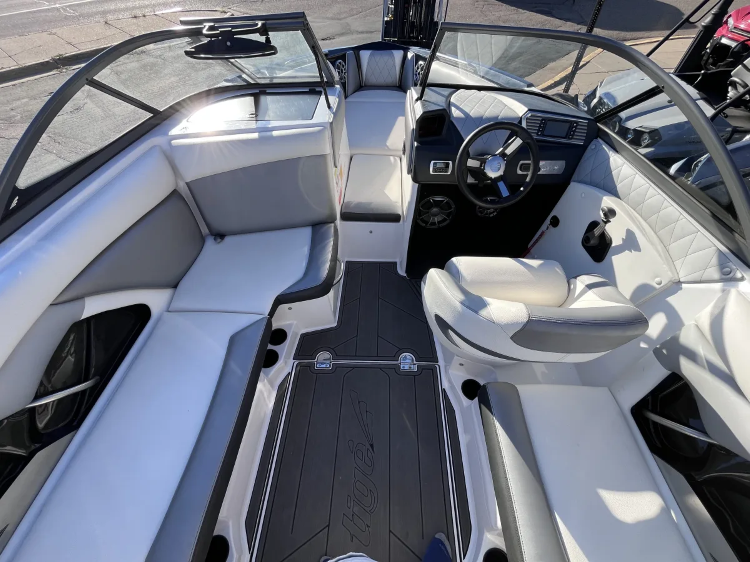 2016 TIGE R21! USA DELIVERY AVAILABLE! ONE OWNER BOAT! ONLY 200 HOURS!