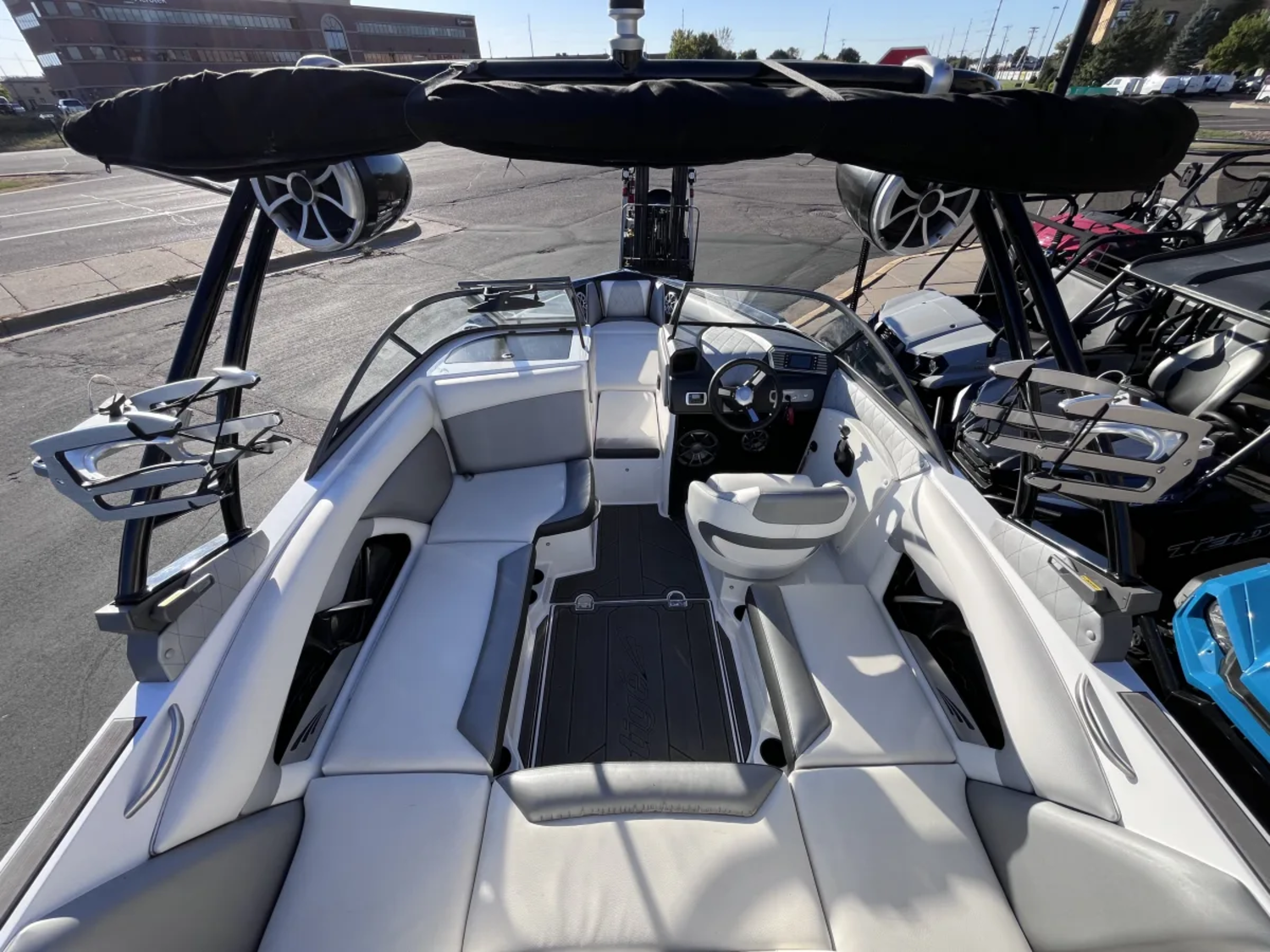 2016 TIGE R21! USA DELIVERY AVAILABLE! ONE OWNER BOAT! ONLY 200 HOURS!