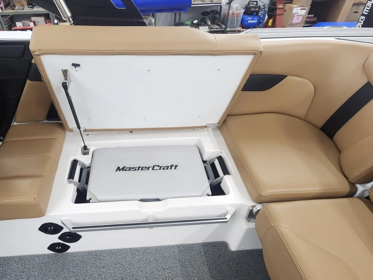 2022 MasterCraft XT22 