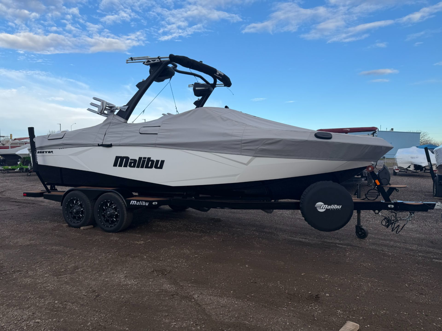 2025 Malibu 23 LSV