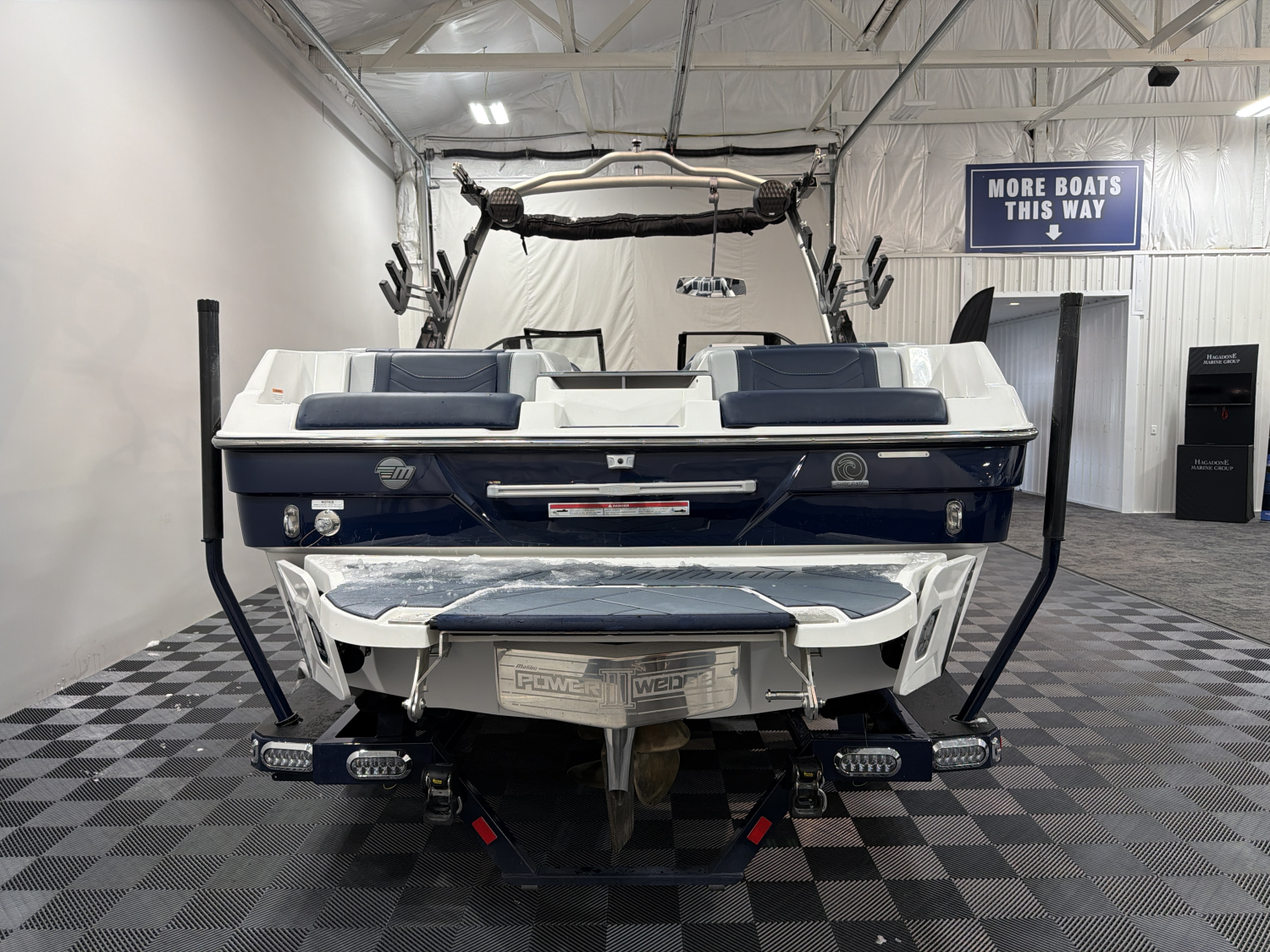 2025 Malibu 23 LSV