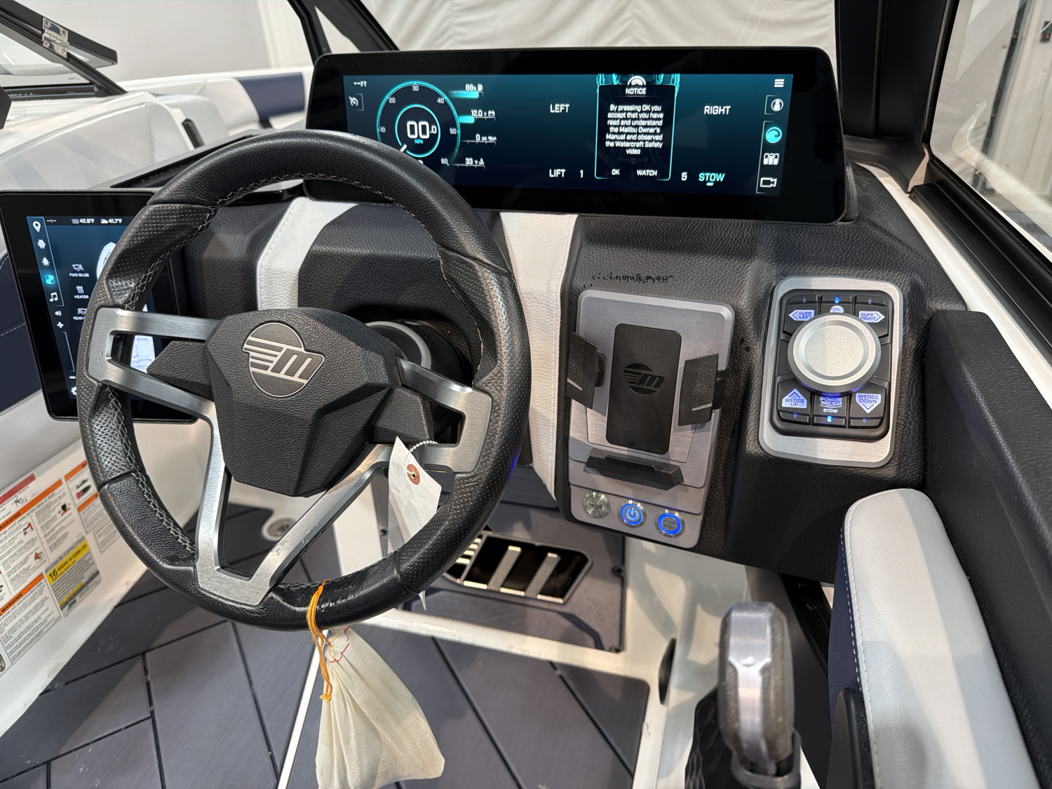 2025 Malibu 23 LSV