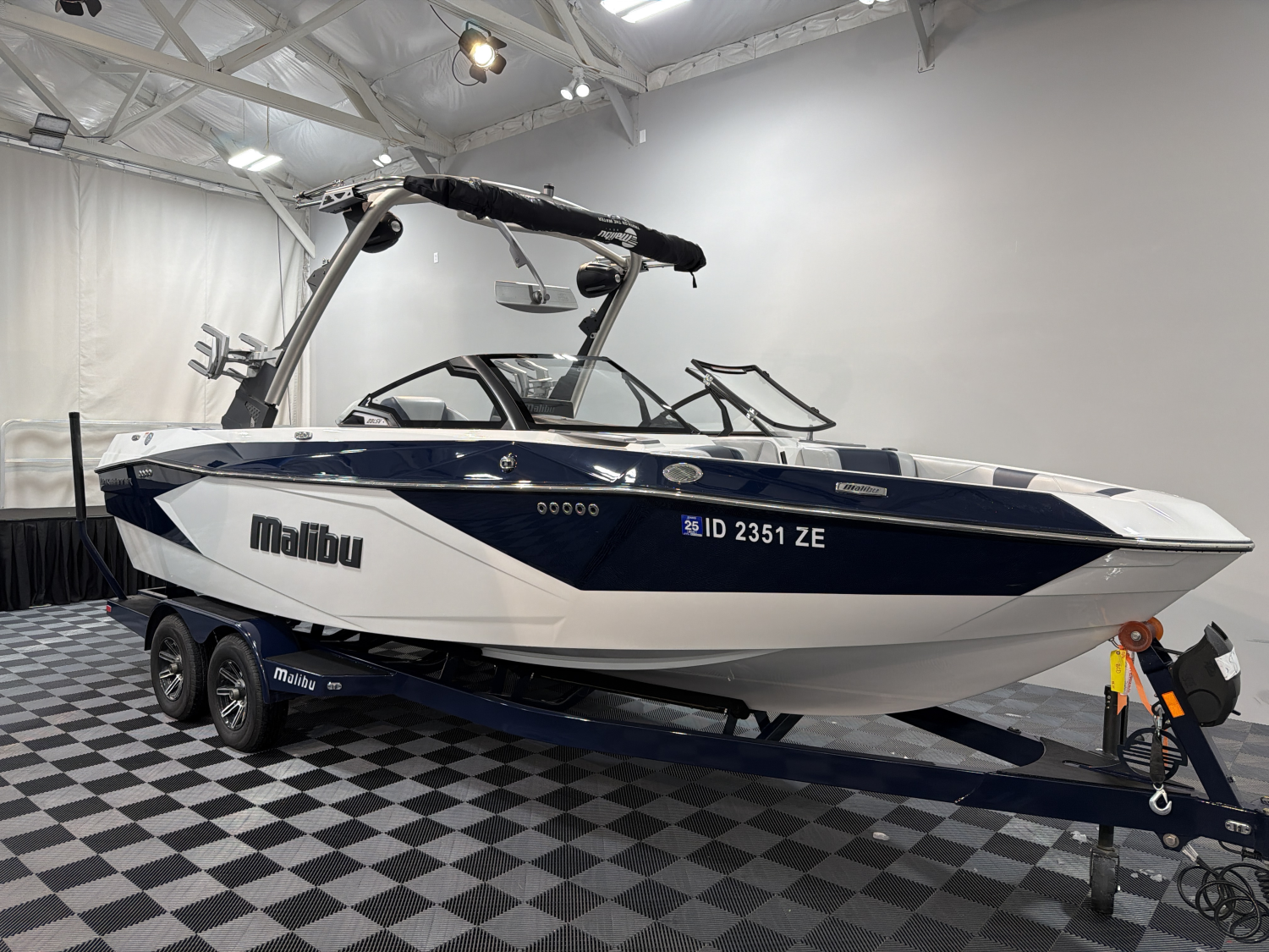 2025 Malibu 23 LSV