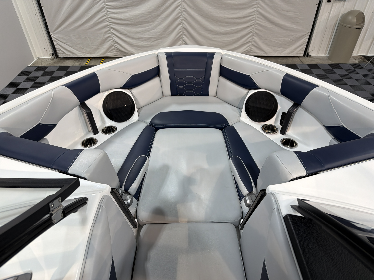 2025 Malibu 23 LSV