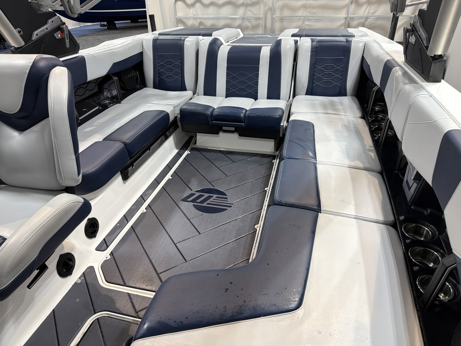 2025 Malibu 23 LSV