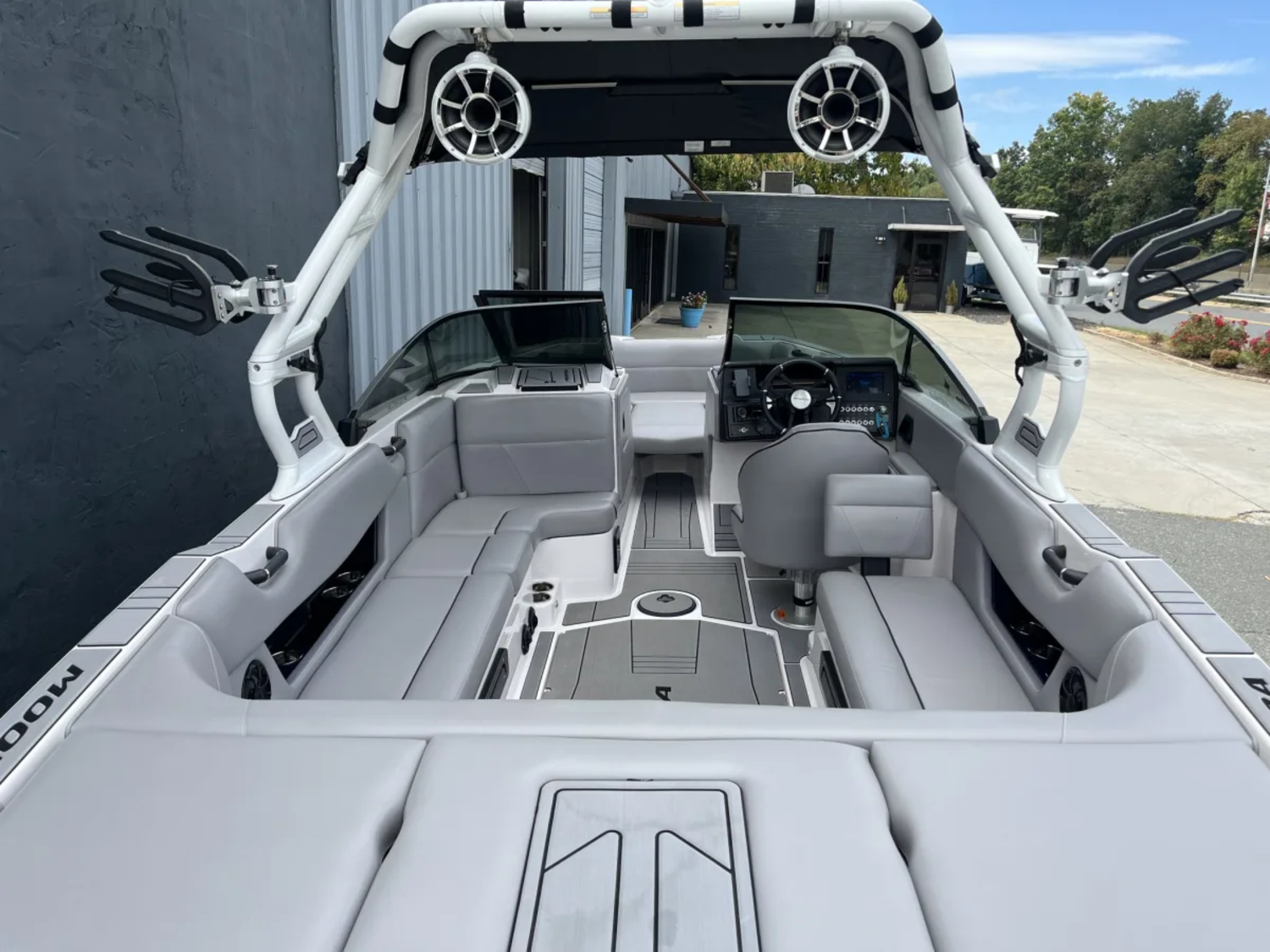 CLEAN LIKE NEW 2024 MOOMBA MAX 