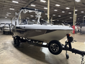 2015 Malibu Boats Wakesetter VLX for sale in Green Lake, Wisconsin