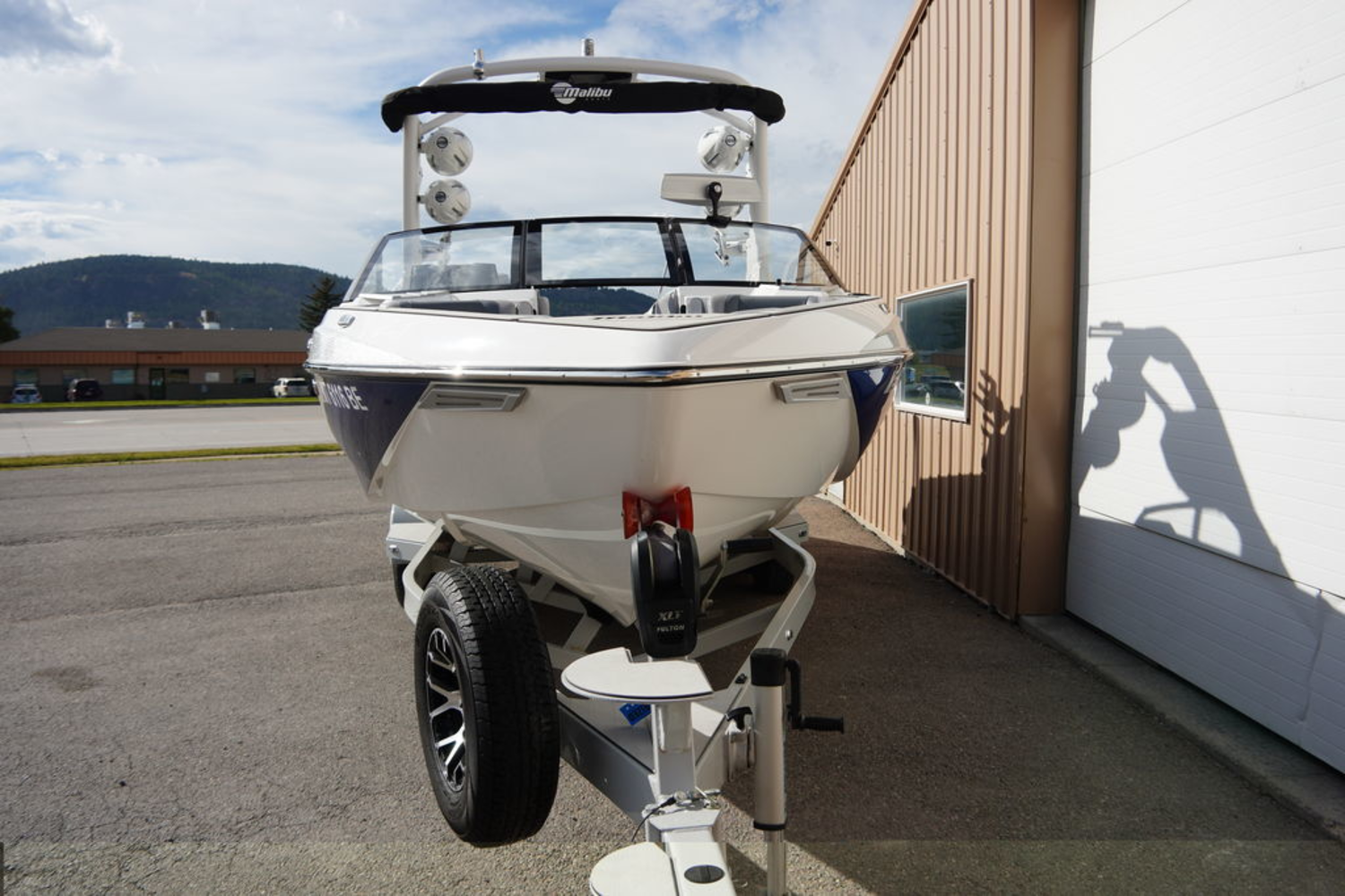 2021 Malibu Boats 23 LSV