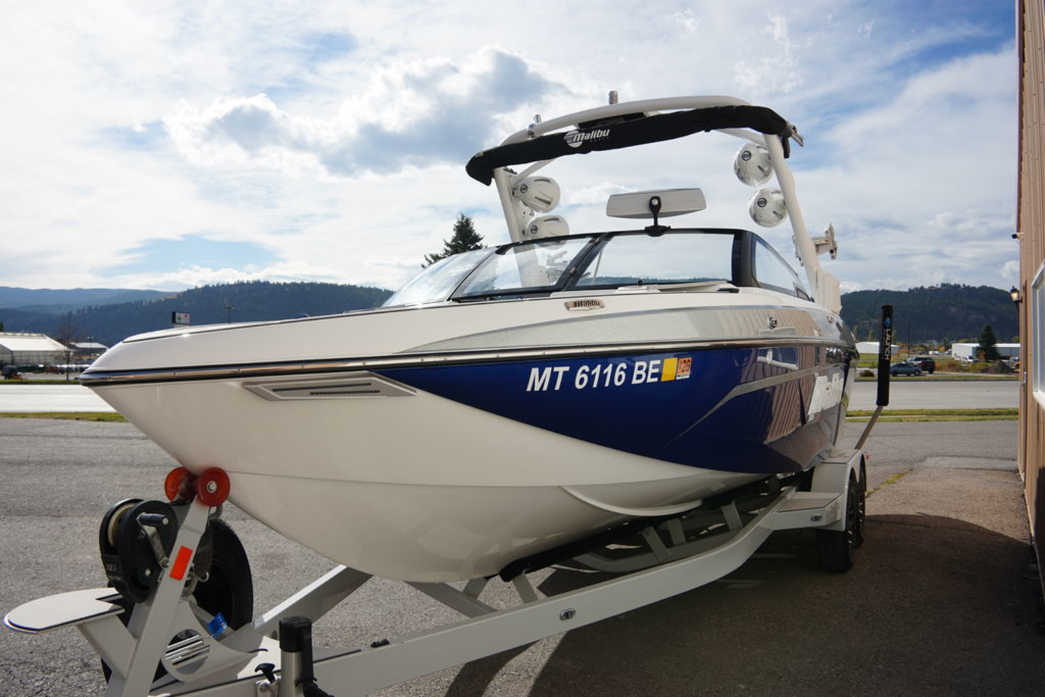 2021 Malibu Boats 23 LSV