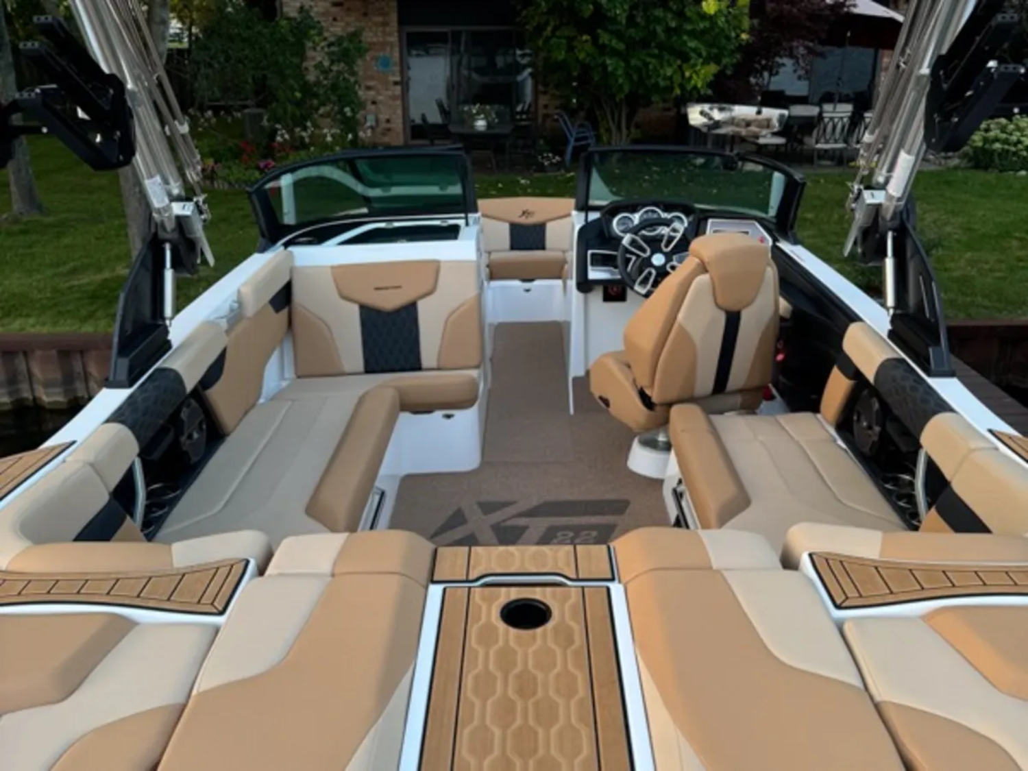 2022 MasterCraft XT22
