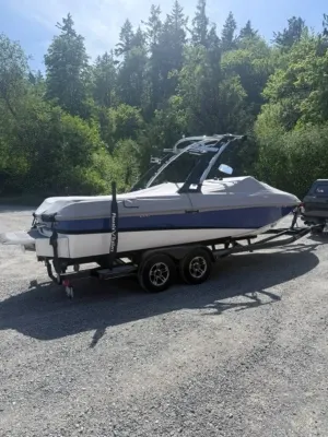 2013 Malibu 23 LSV Very Low 180 HOURS WAKESETTER Icon