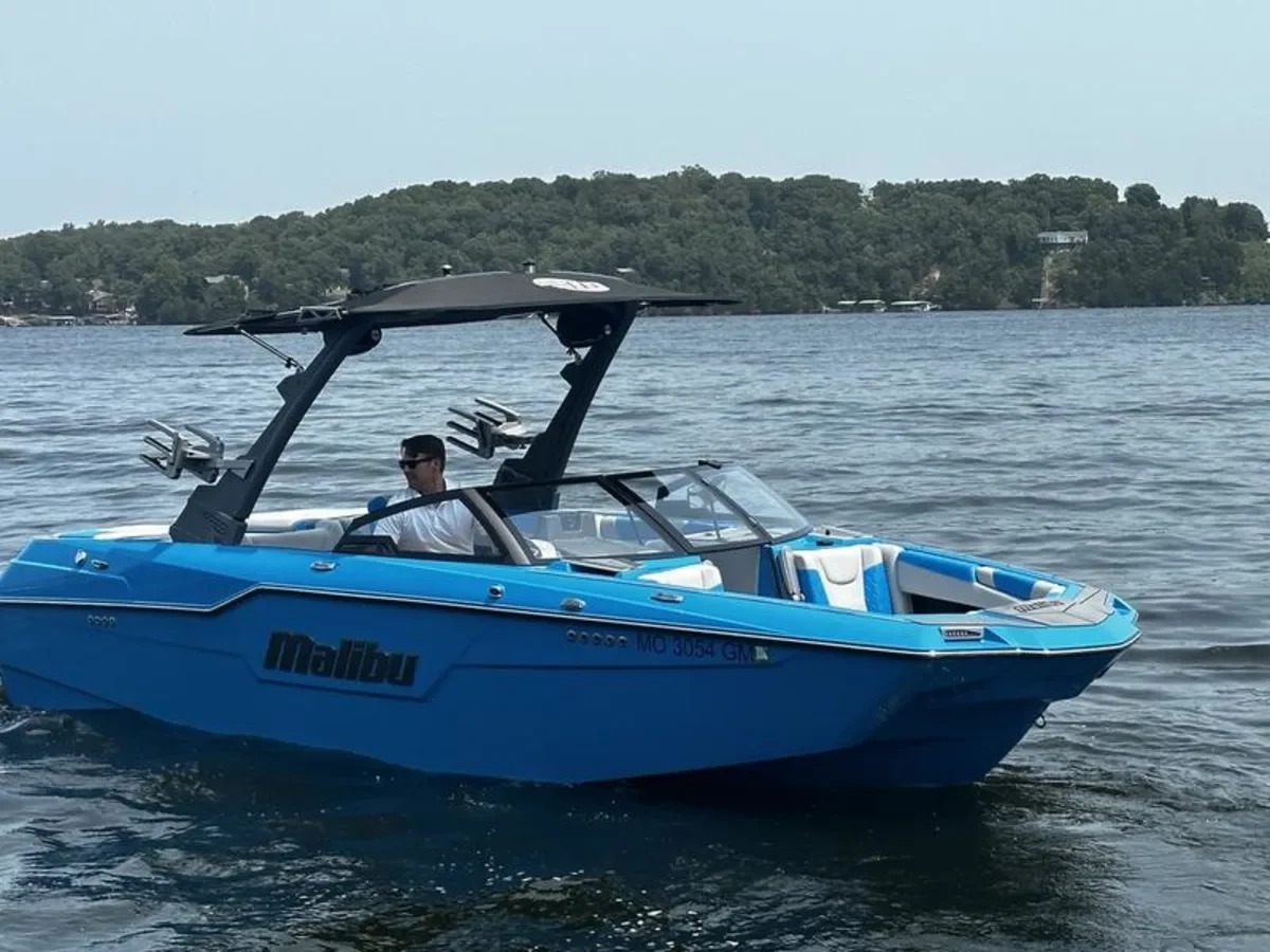 2021 Malibu M220 (4407)