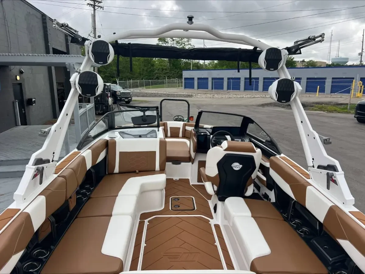 2025 Malibu 23 LSV