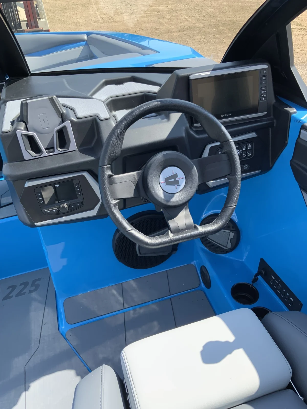 2025 Axis A225 wake boat w/ M5DI and TRL