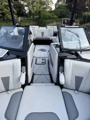 2023 Malibu 23 LSV Icon