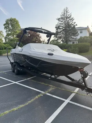 2023 Malibu 23 LSV Icon