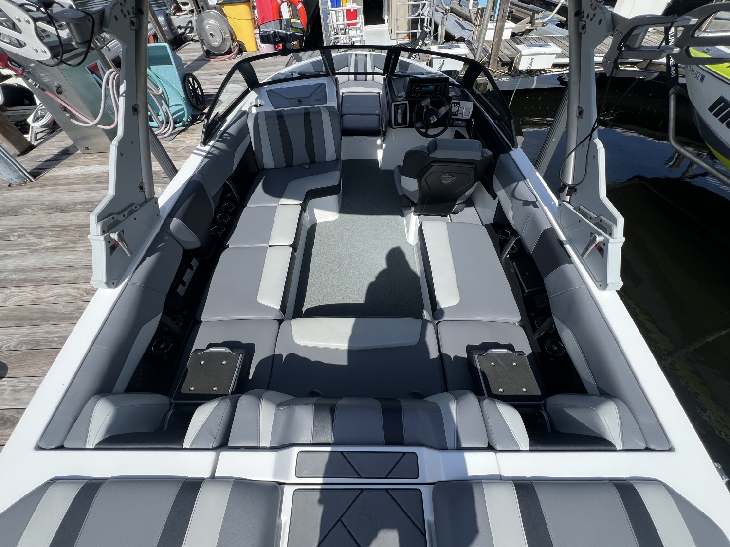 2023 Malibu 22 LSV