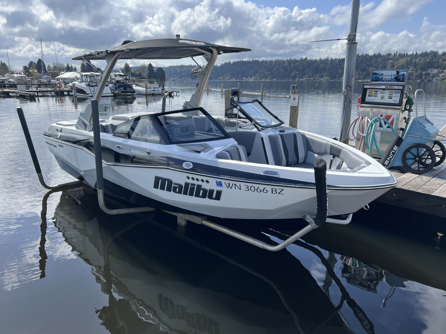 2023 Malibu 22 LSV