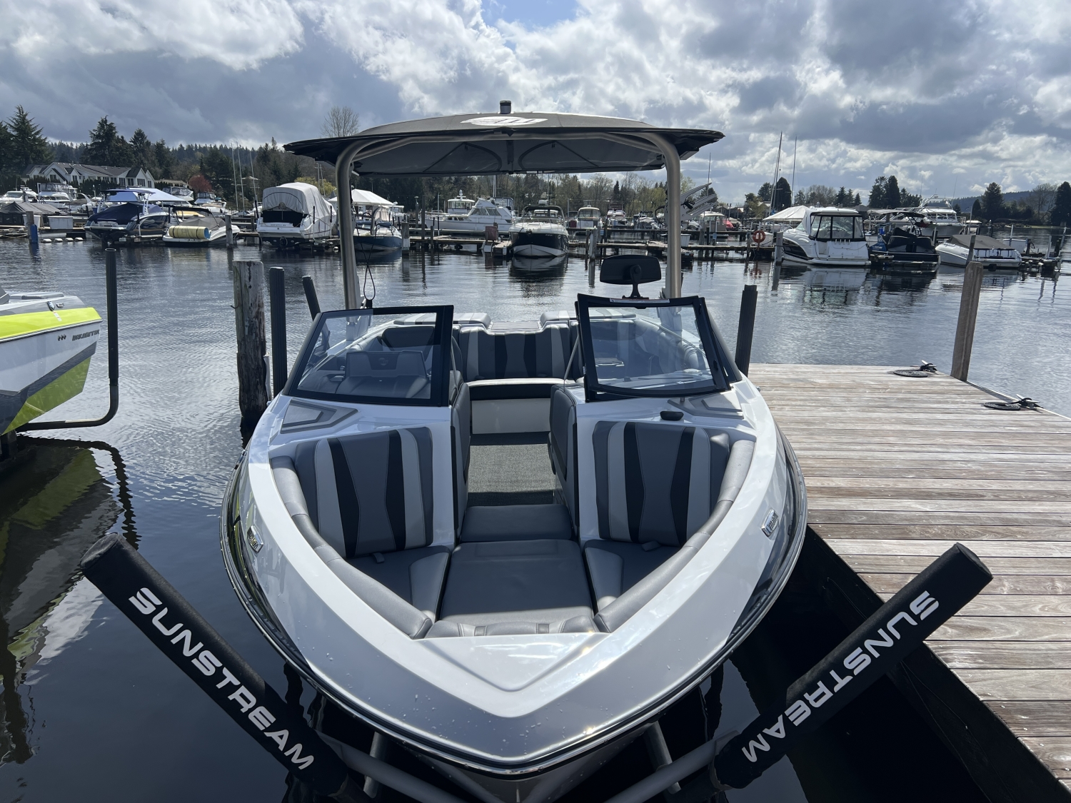2023 Malibu 22 LSV