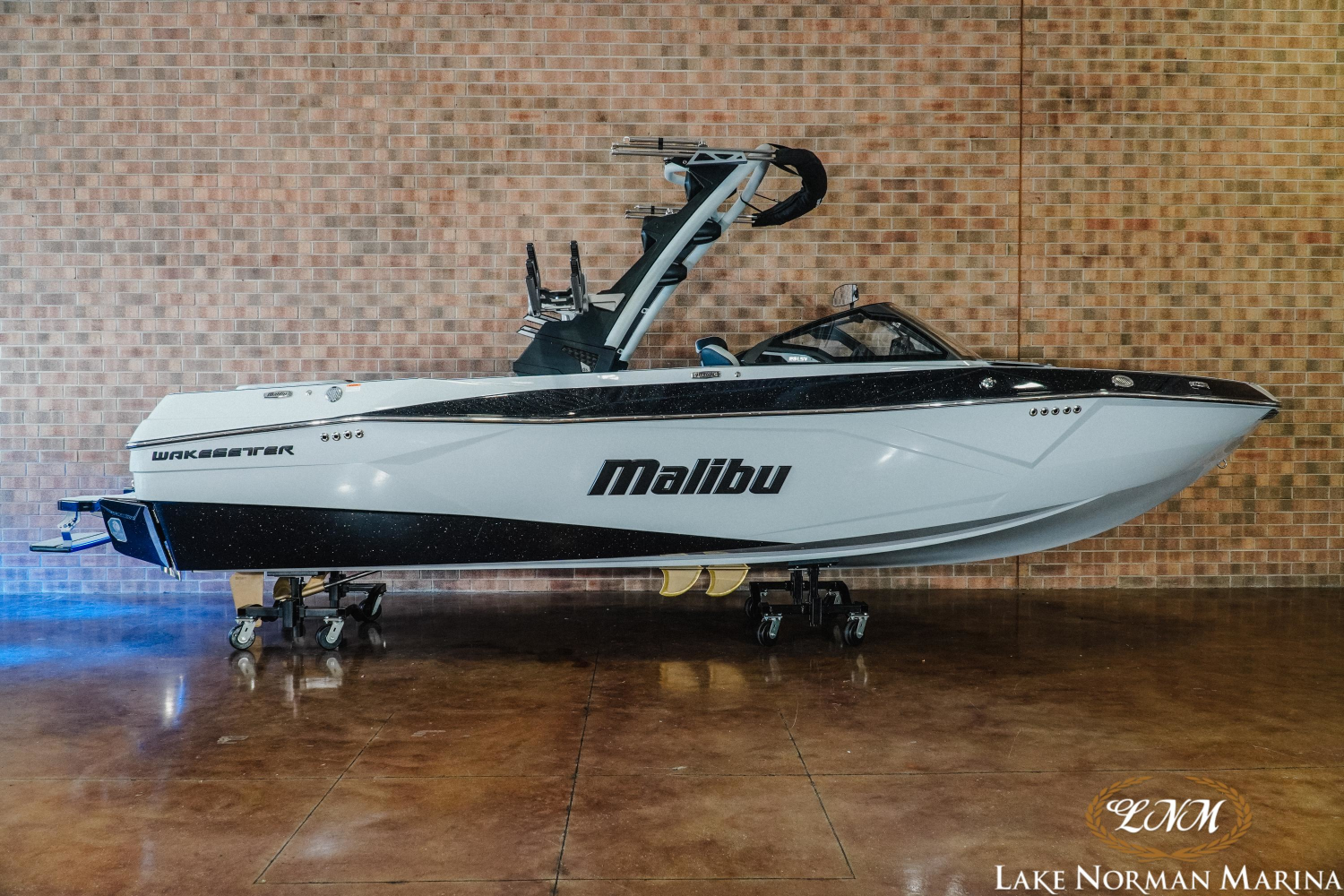 2025 Malibu 23 LSV