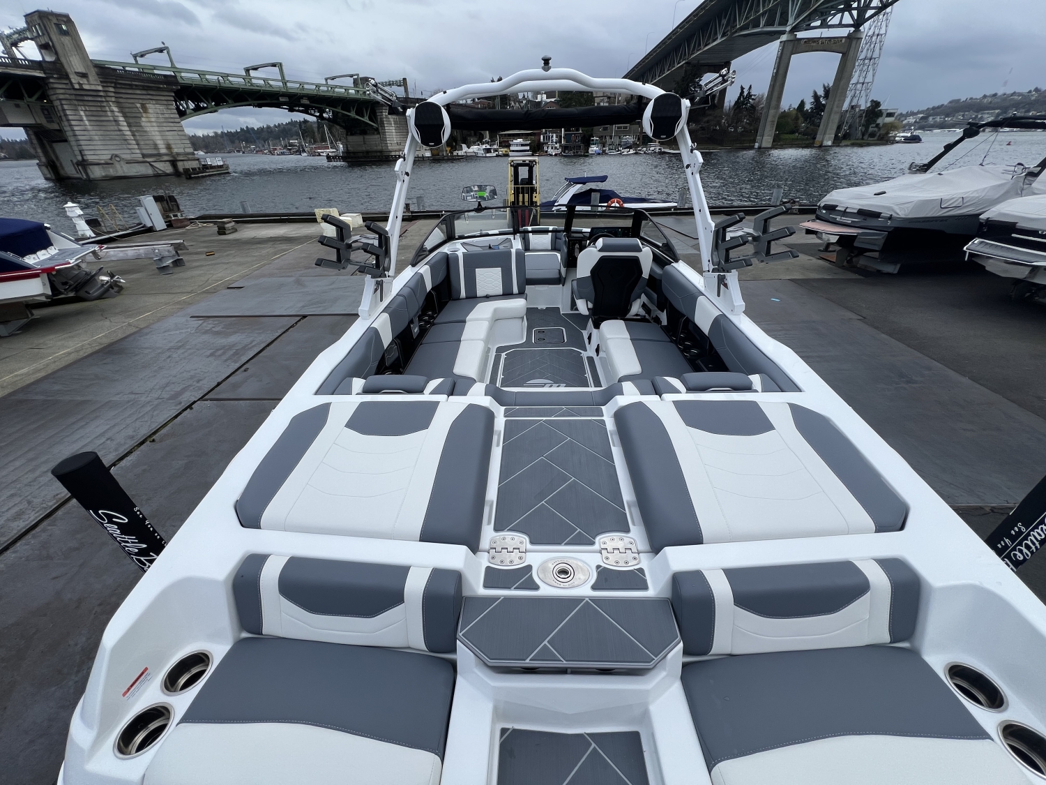 2025 Malibu 23 LSV