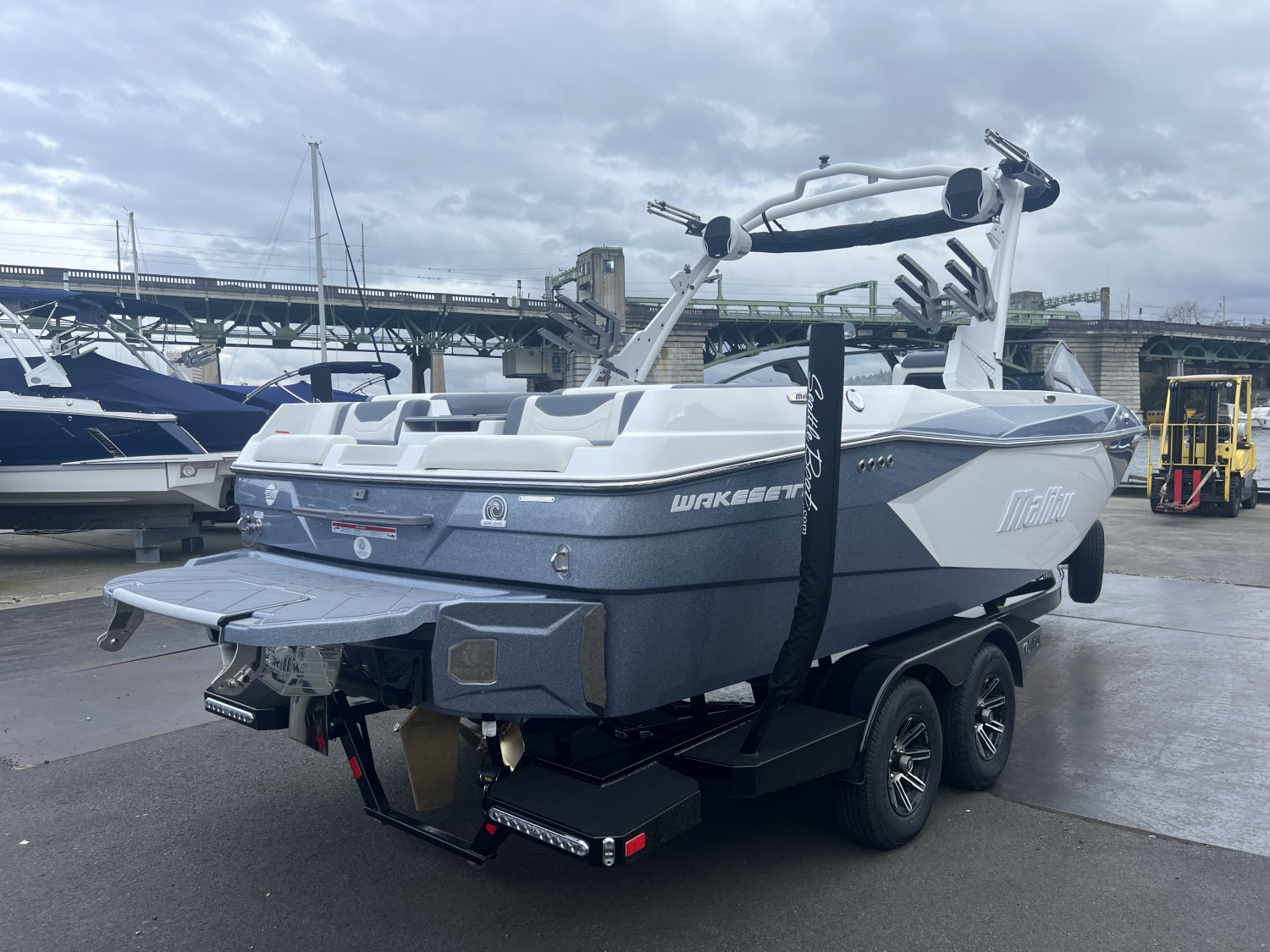 2025 Malibu 23 LSV