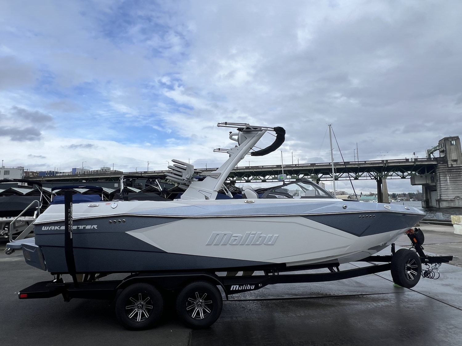 2025 Malibu 23 LSV