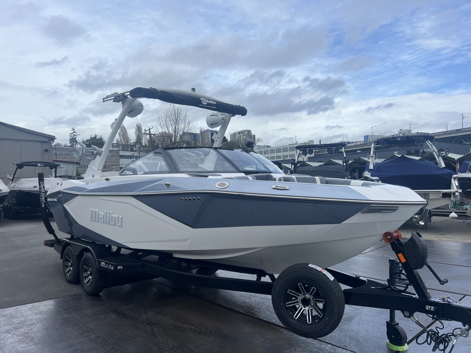 2025 Malibu 23 LSV