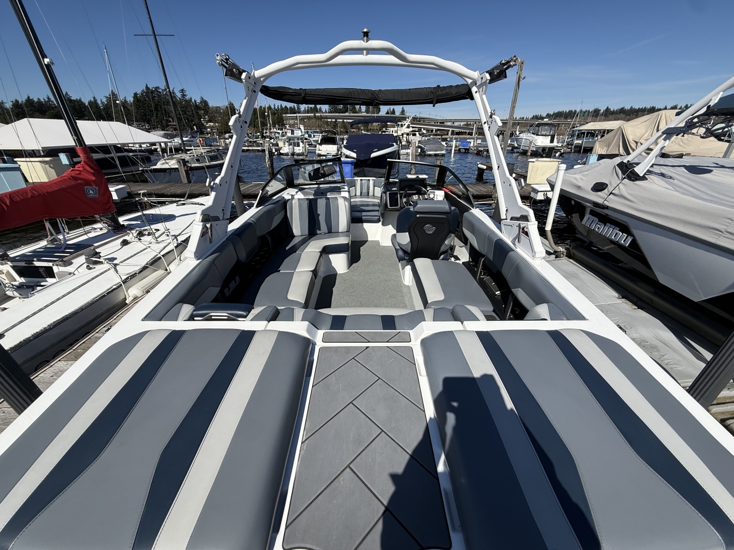 2023 Malibu 22 LSV