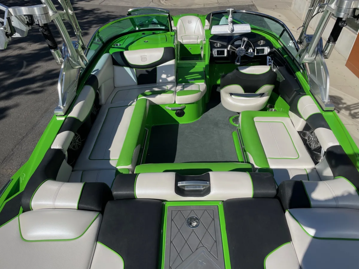 2013 MASTERCRAFT X-STAR W/7.4L 522HP POWER PLANT.  ONLY 247 HOURS