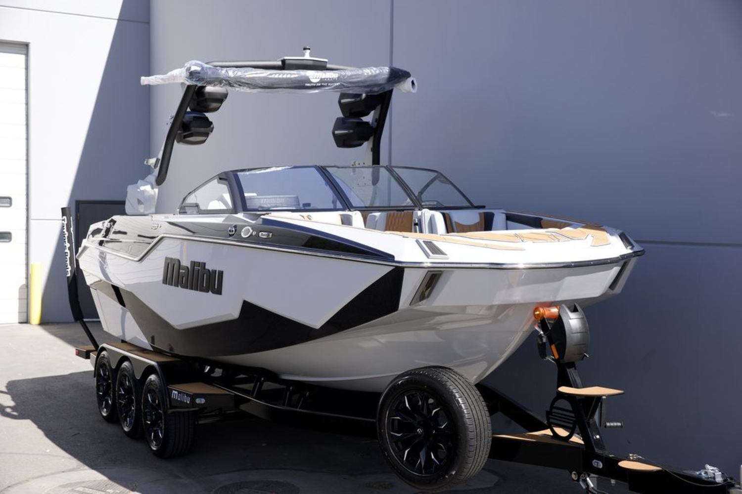 2025 Malibu Boats M242