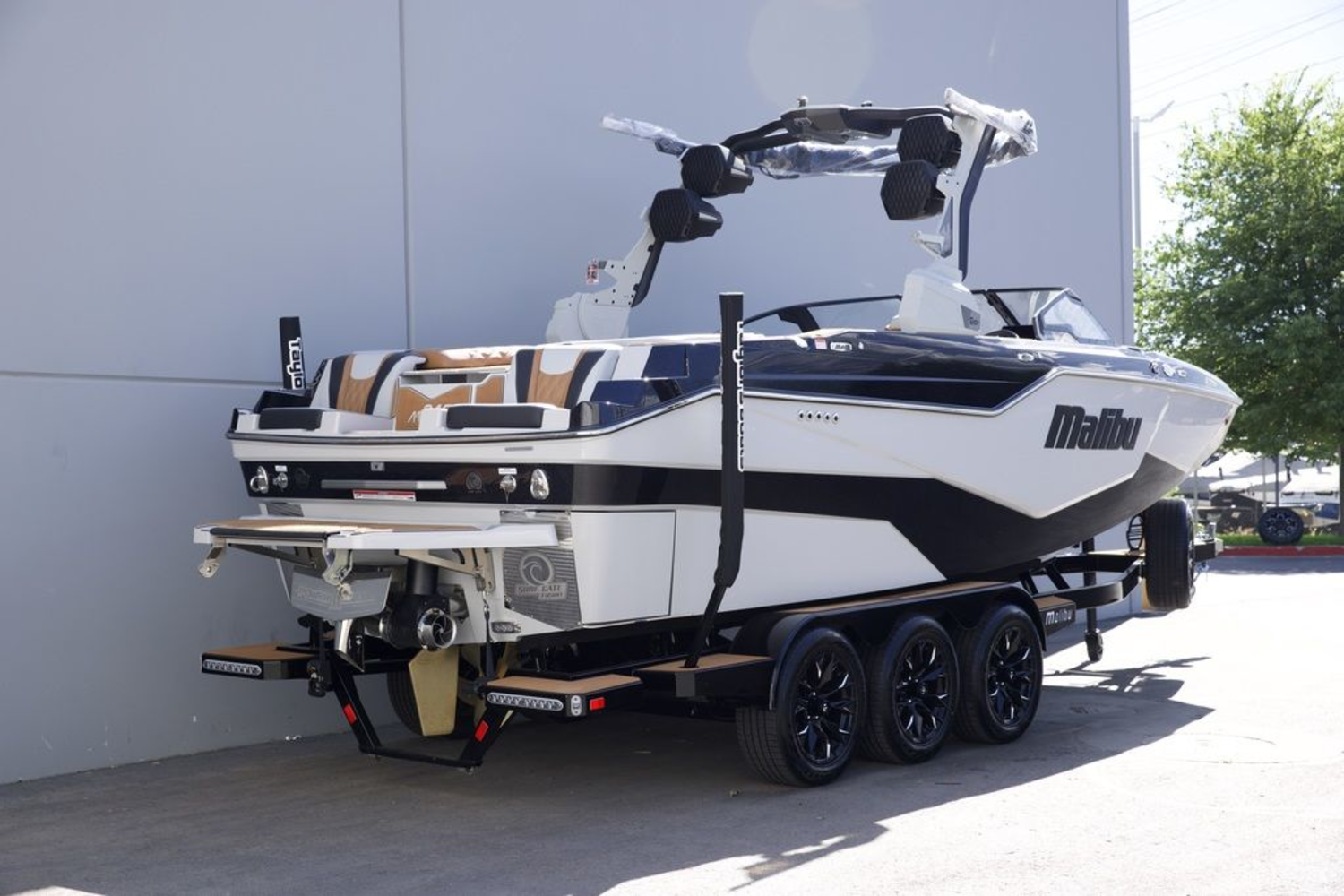 2025 Malibu Boats M242