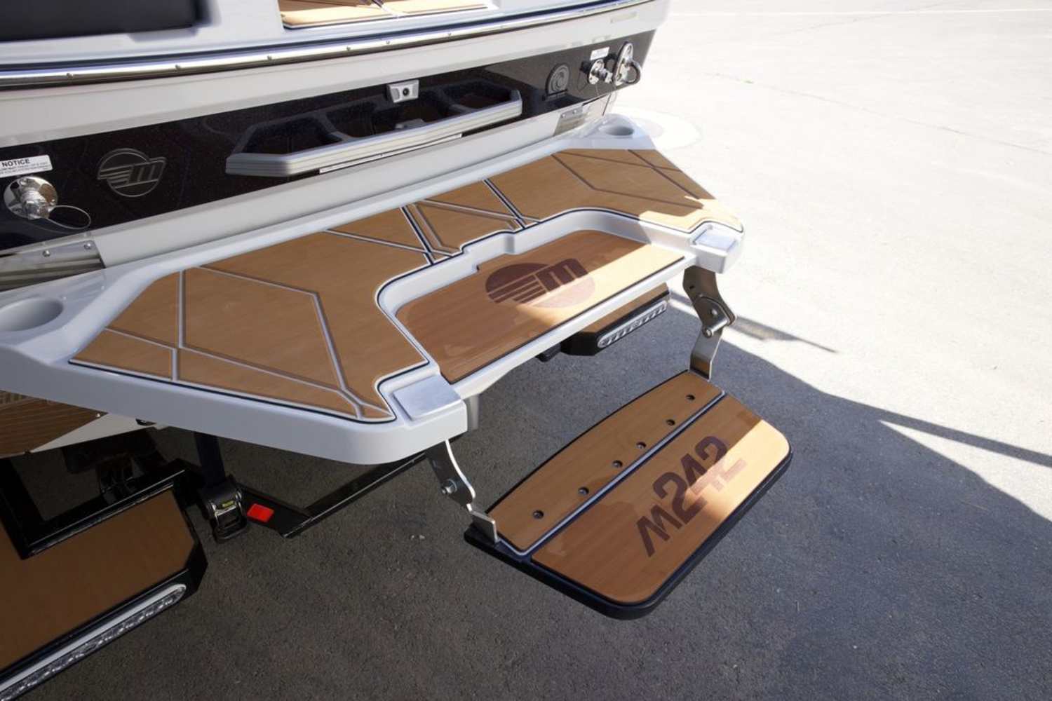 2025 Malibu Boats M242