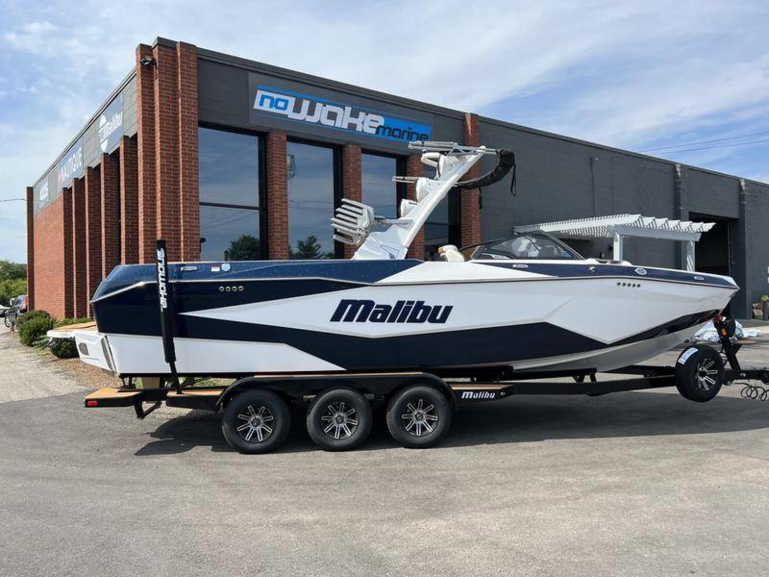 2025 Malibu 25 LSV