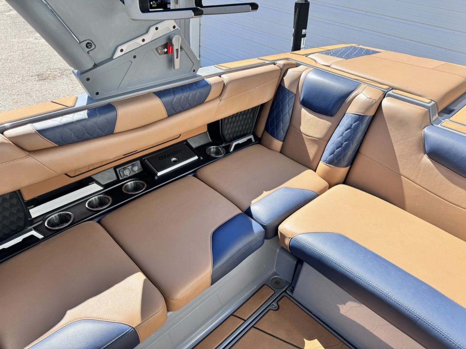 2021 Malibu Boats M220