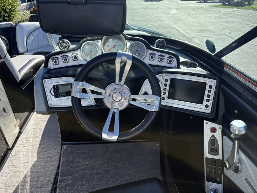 2015-mastercraft-x30-108949-image12