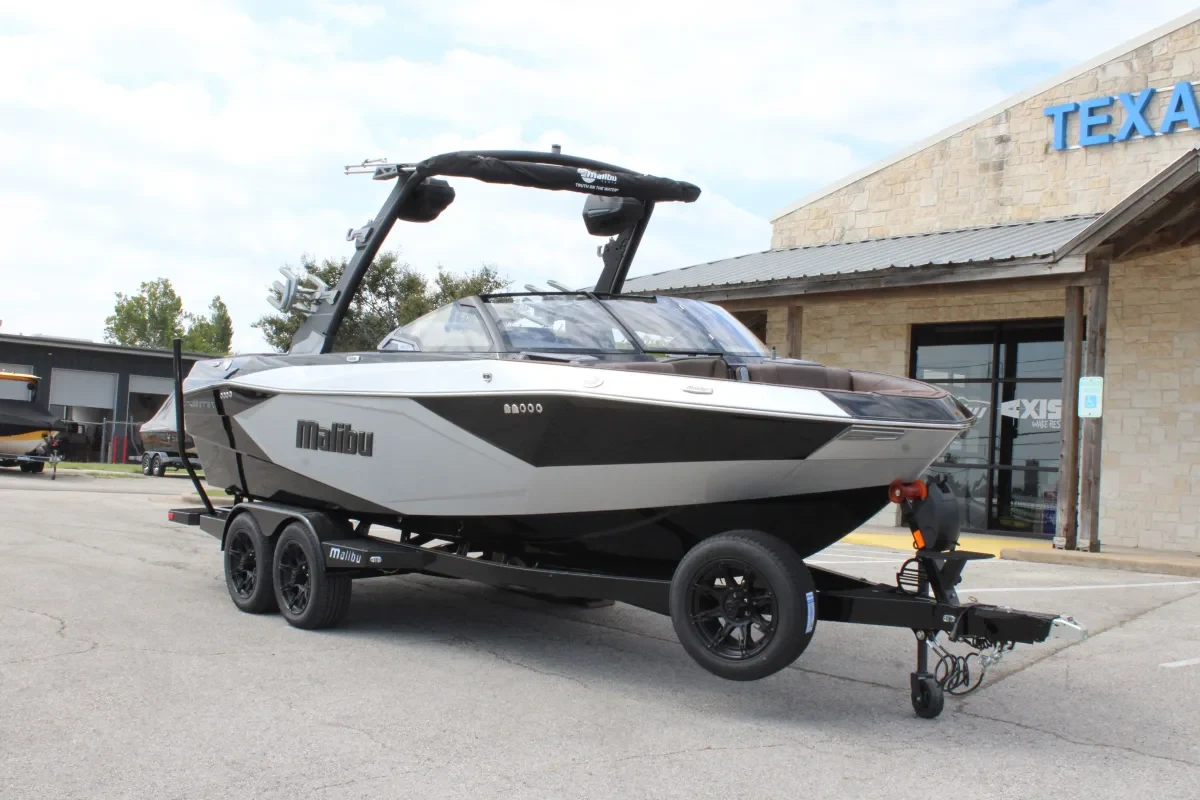 2026 Malibu 23 LSV