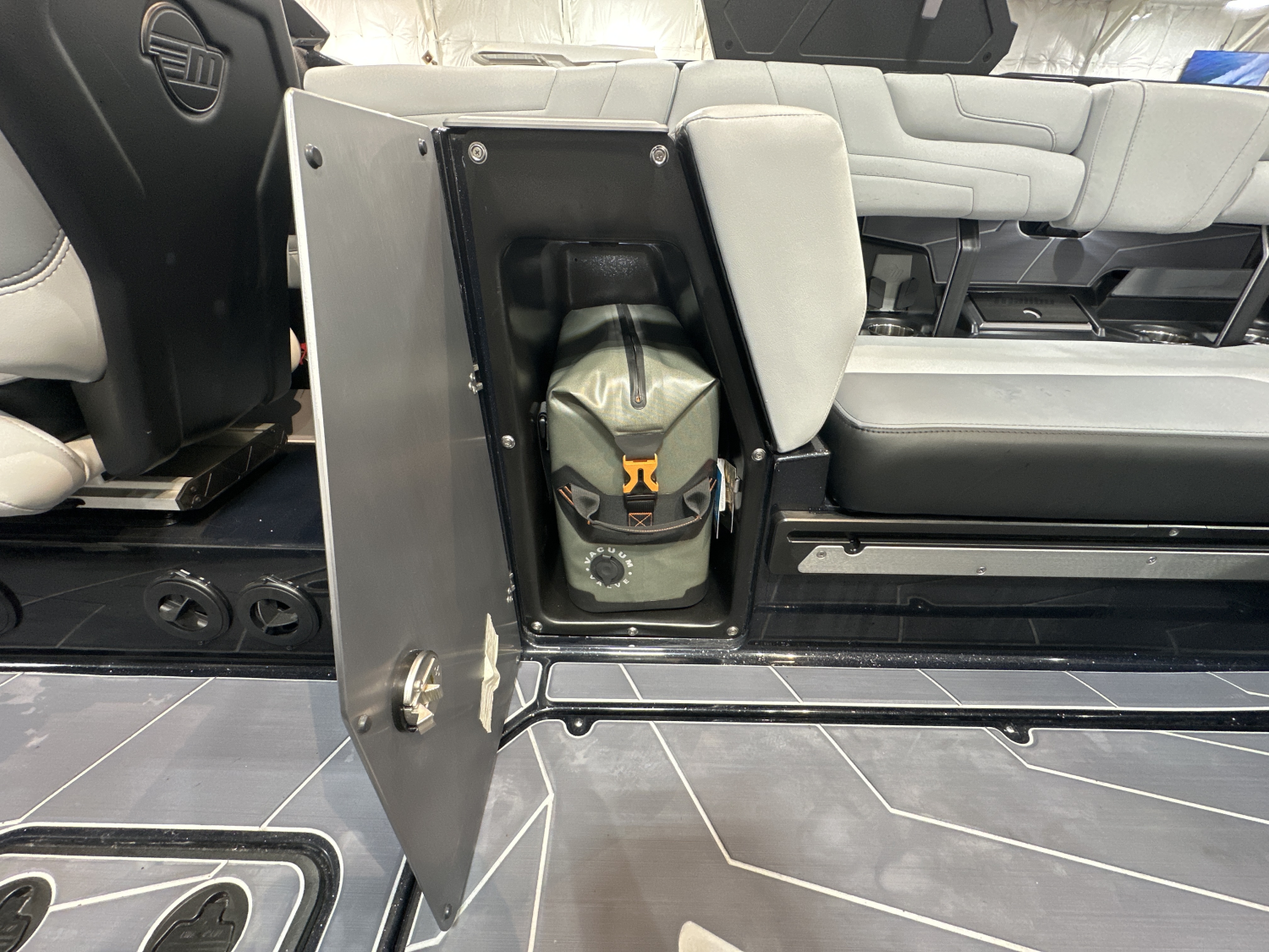 2025 Malibu 25 LSV