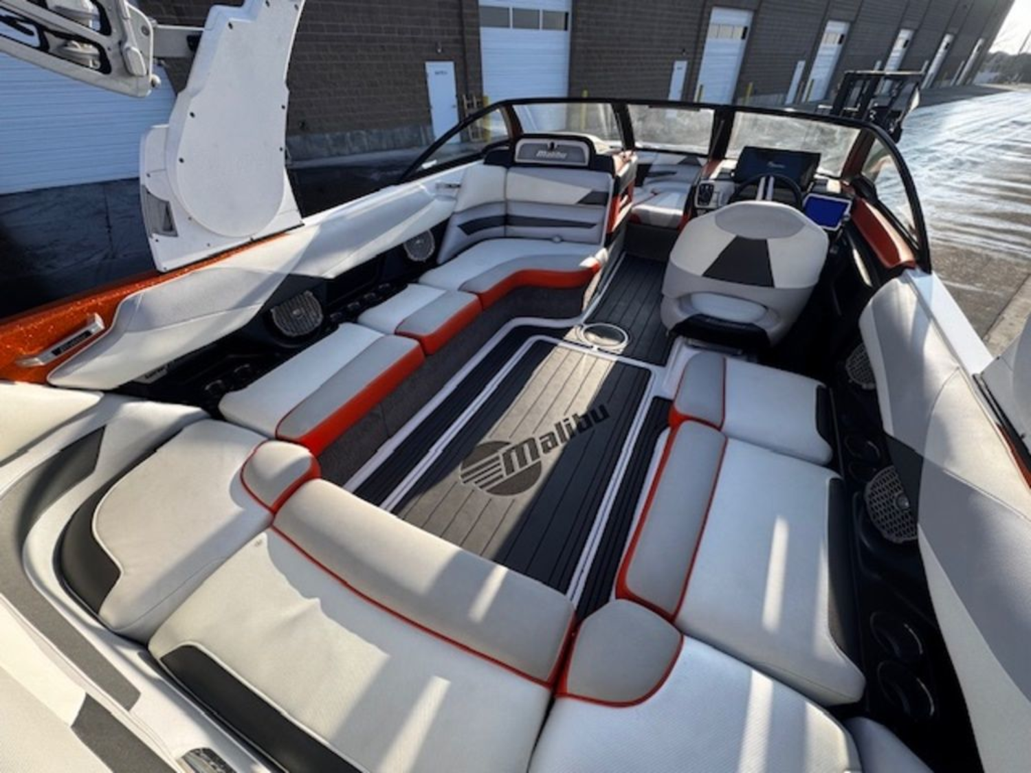 2016 Malibu Boats 23 LSV