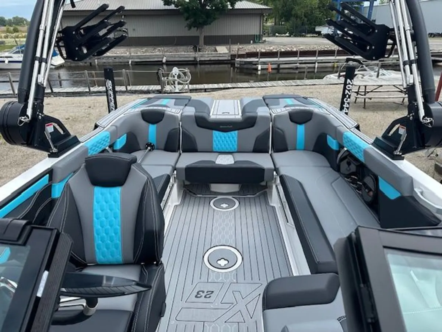 2024 Mastercraft XT23 - 209103