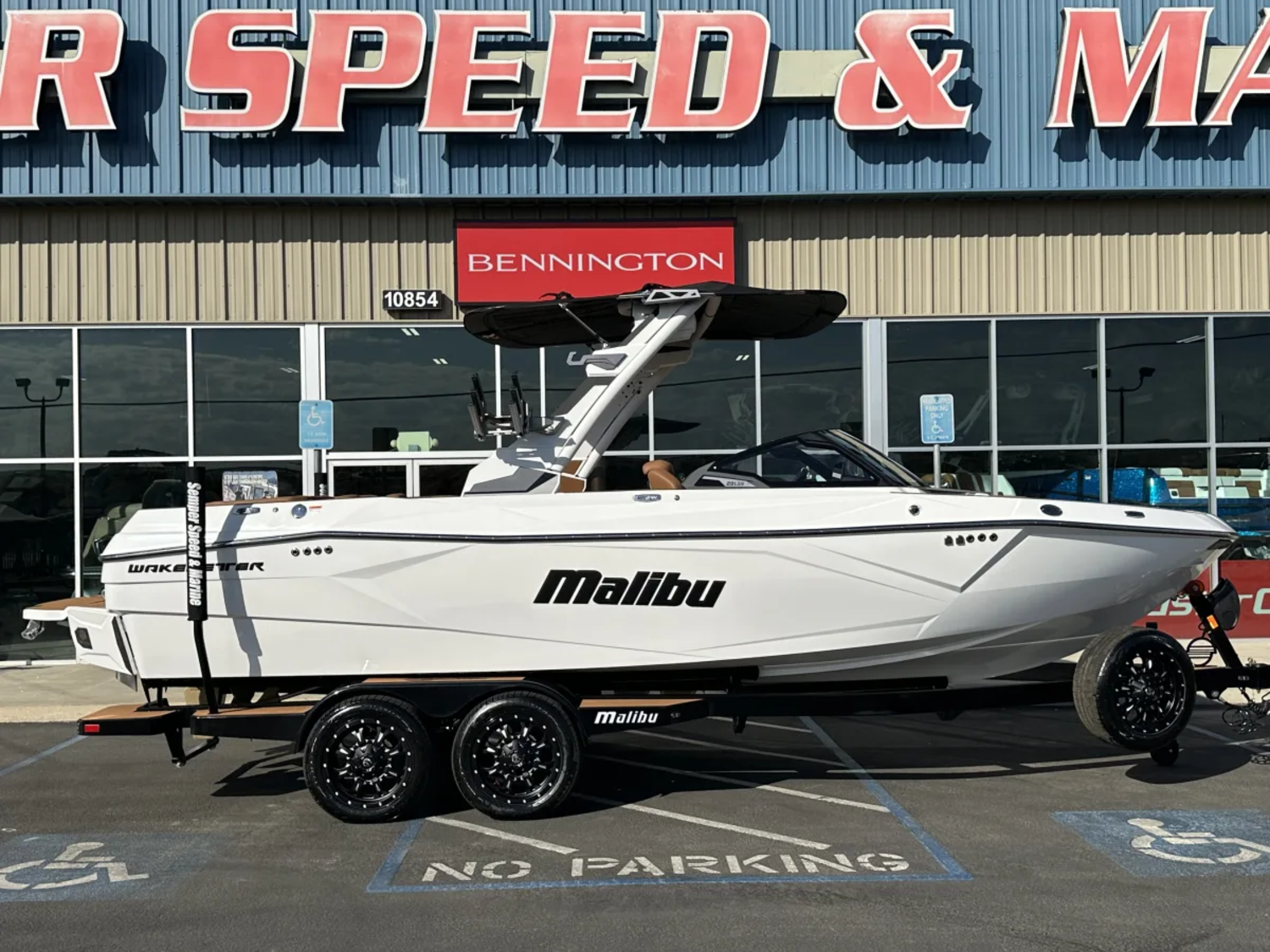 2026 Malibu 23 LSV