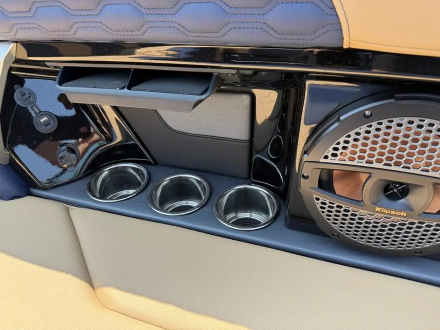 2025 MasterCraft XT23 - LOADED 